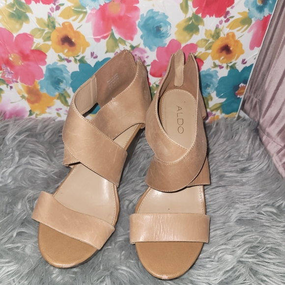 ALDO tan sandal wedges - Picture 2 of 3